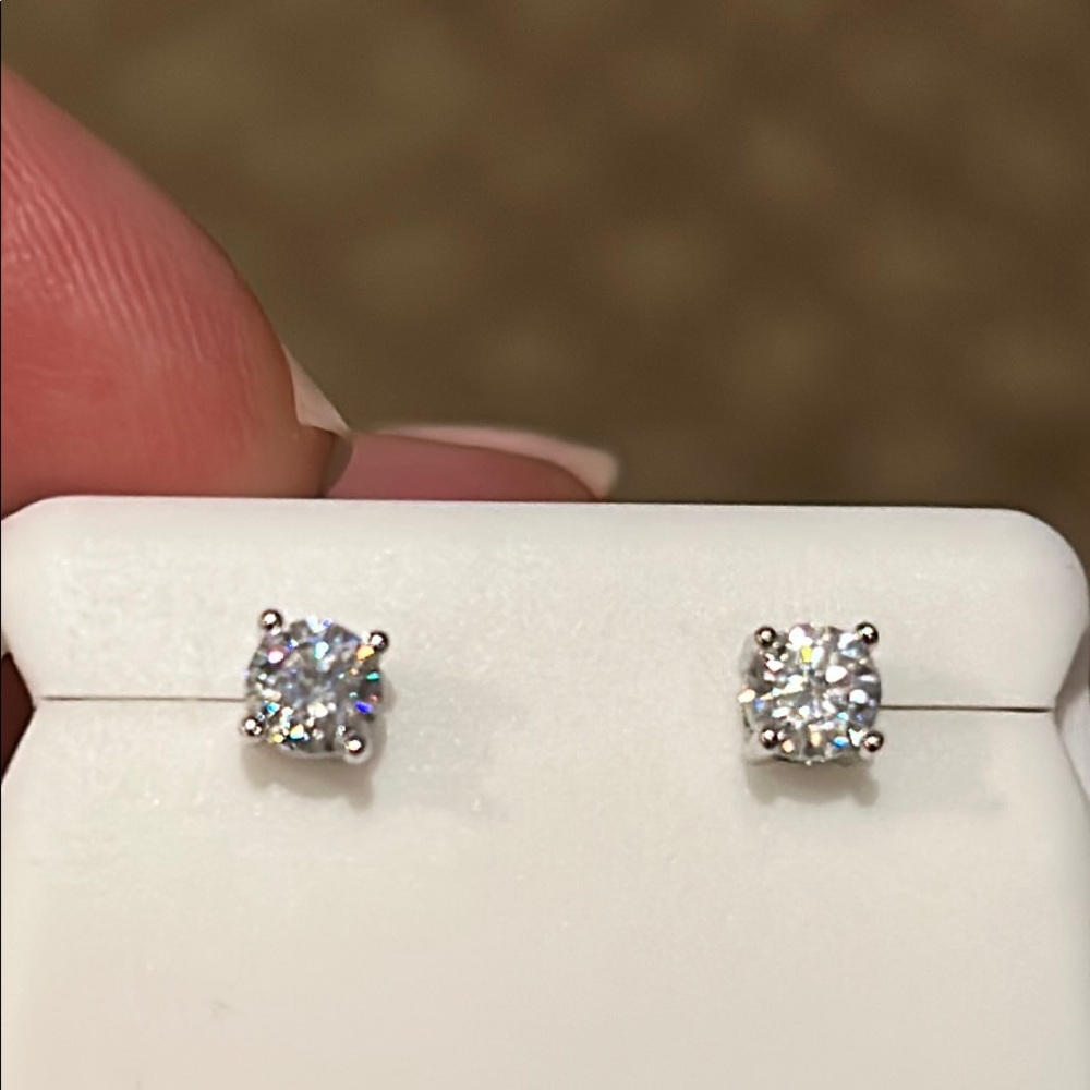 NWT .50 Carats Elegant Moissanite & 925 Sterling Silver Screw Back Stud Earrings - Picture 6 of 8